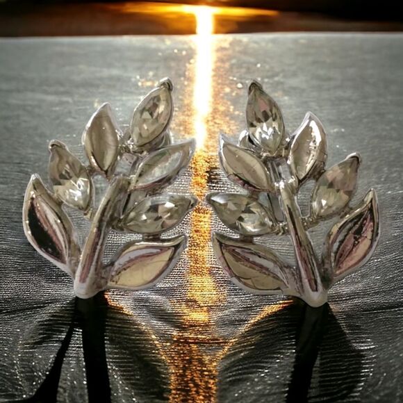 Crown Trifari Earrings Vintage Rhinestones Leaf Floral Silver Tone Clip On MCM. - Picture 15 of 16